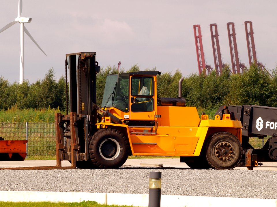 Yellow Straight mast container handler pic2