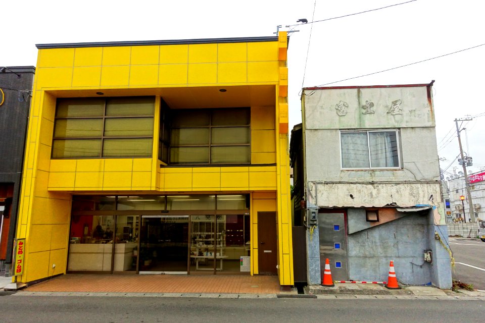 Yellow building - Mutsu, Aomori - DSC00047