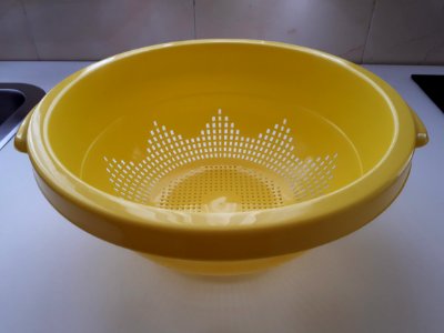 Yellow plastic colander 2017 - D