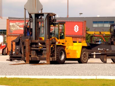 Yellow Straight mast container handler