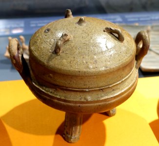 Yellowish-green glazed pottery tripod with cover, Eastern Han dynasty, from Lei Cheng Uk Han Tomb, Sham Shui Po, Hong Kong - Hong Kong Museum of History - DSC00839