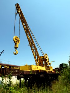 Yellow crane on wagon pic1
