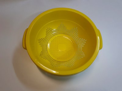 Yellow plastic colander 2017 - B