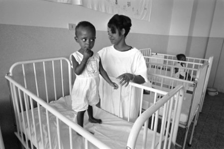Ziekenhuis bij de plantage van HVA in Wonji (Ethiopië), kinderen in het ziekenhu, Bestanddeelnr 922-0425