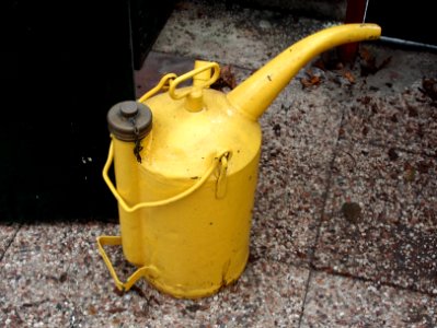 Yellow oil can