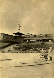 Ziende vanaf het strand naar hotel d'Orange, met rechts daarnaast Villa Lichttoren, Inventarisnummer NL-HlmNHA 1100 KNA006005762
