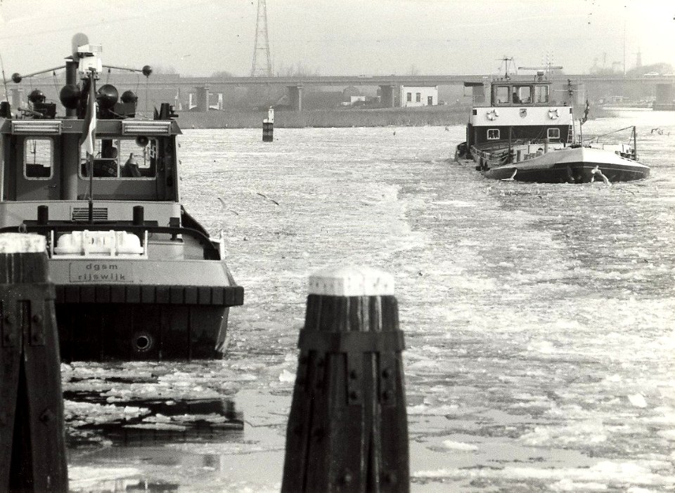 Zijkanaal C, met achterzijde ijsbreker De Swift. Geschonken in 1989 door United Photos de Boer. - Gepubliceerd in het Haarlems Dagblad van 11.03.1986. Identificatienummer 54-023263