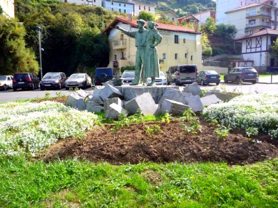 Zierbena - Escultura de arrantzales 1
