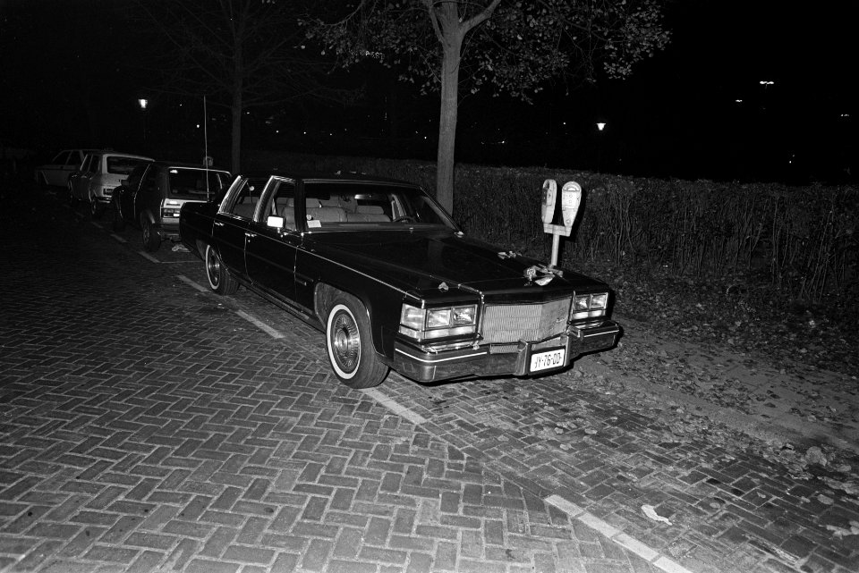 Zijn auto staat nog geparkeerd bij het kantoor, Bestanddeelnr 932-7669