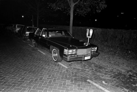 Zijn auto staat nog geparkeerd bij het kantoor, Bestanddeelnr 932-7669