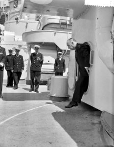Zijne Excellentie S. J. Van der Bergh bezoekt de marine in Den Helder , Minister, Bestanddeelnr 910-4362