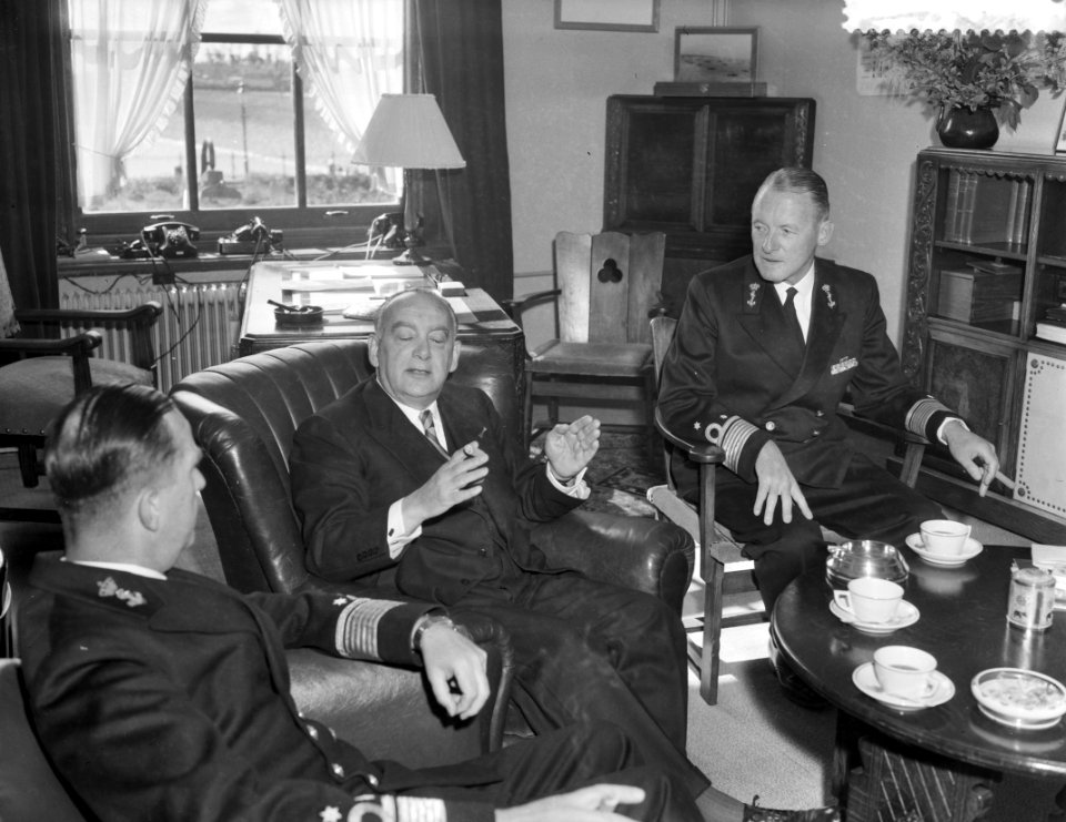Zijne Excellentie S. J. Van der Bergh bezoekt de marine in Den Helder , Minister, Bestanddeelnr 910-4359