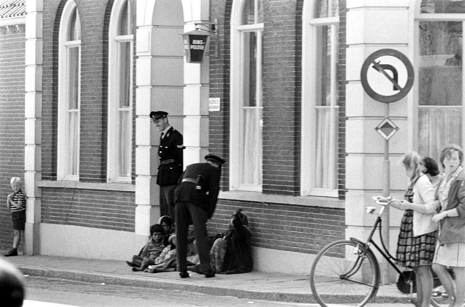 Zigeunervrouwen bezetten politiebureau Raamsdonksveer, de haremvrouwen voor het , Bestanddeelnr 916-5271