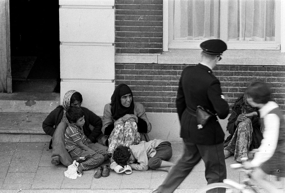 Zigeunervrouwen bezetten politiebureau Raamsdonksveer, de haremvrouwen voor het , Bestanddeelnr 916-5266