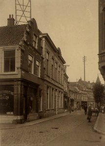 Zijlstraat, zuidzijde, hoek Gedempte Oude Gracht, ziende naar het westen, Inventarisnummer NL-HlmNHA 1100 KNA006012486