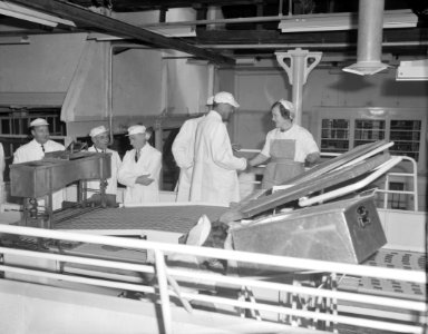 Zijne Koninklijke hoogheid Prins Bernhard bracht werkbezoek Beschuit en Chocolad, Bestanddeelnr 913-7844