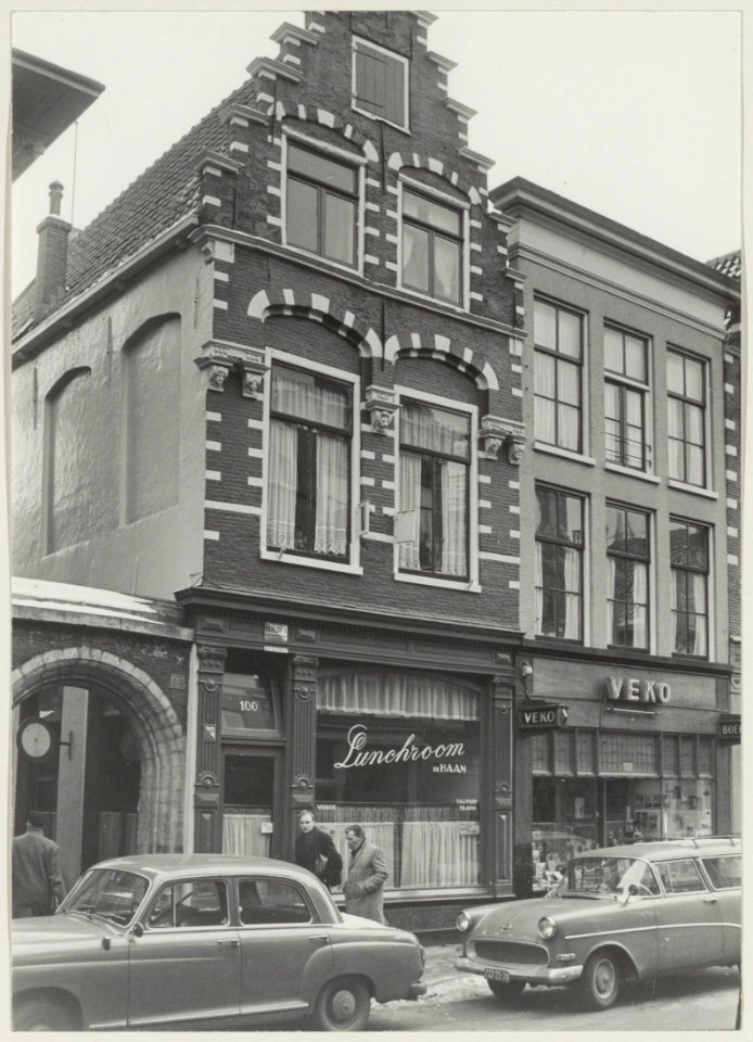 Zijlstraat 98-100. Zuidzijde, naast het stadhuis, lunchroom De Haan. NL-HlmNHA 54008986