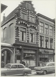 Zijlstraat 98-100. Zuidzijde, naast het stadhuis, lunchroom De Haan. NL-HlmNHA 54008986
