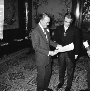 Zijne Koninklijke Hoogheid prins Bernhard bul overhandigt behorende bij ere-pres, Bestanddeelnr 918-6717
