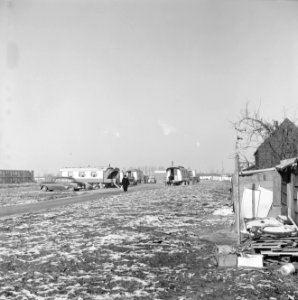 Zigeunerkoning ligt op sterven te Sliedrecht, de wagen van Ome Fernando (rechts), Bestanddeelnr 916-0793