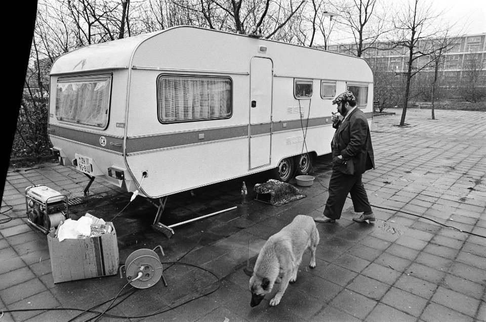 Zigeunerfamilie Petalo nog in Vlaardingen, Petalo bij caravan, Bestanddeelnr 931-3288