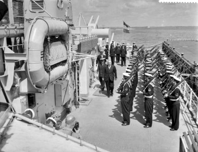 Zijne Excellentie S. J. Van der Bergh bezoekt de marine in Den Helder , Minister, Bestanddeelnr 910-4364