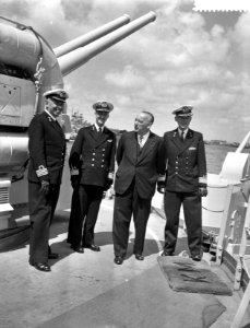 Zijne Excellentie S. J. Van der Bergh bezoekt de marine in Den Helder , Minister, Bestanddeelnr 910-4360