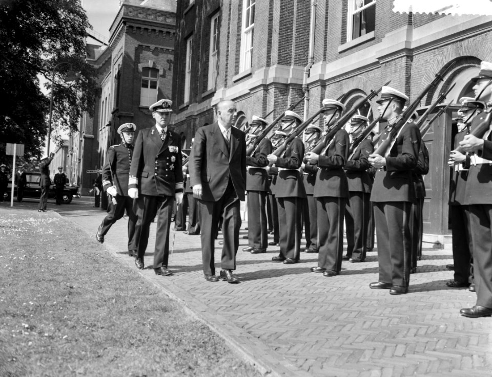 Zijne Excellentie S. J. Van der Bergh bezoekt de marine in Den Helder , inspecti, Bestanddeelnr 910-4357