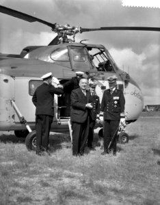 Zijne Excellentie S. J. Van der Bergh bezoekt de marine in Den Helder, Bestanddeelnr 910-4355