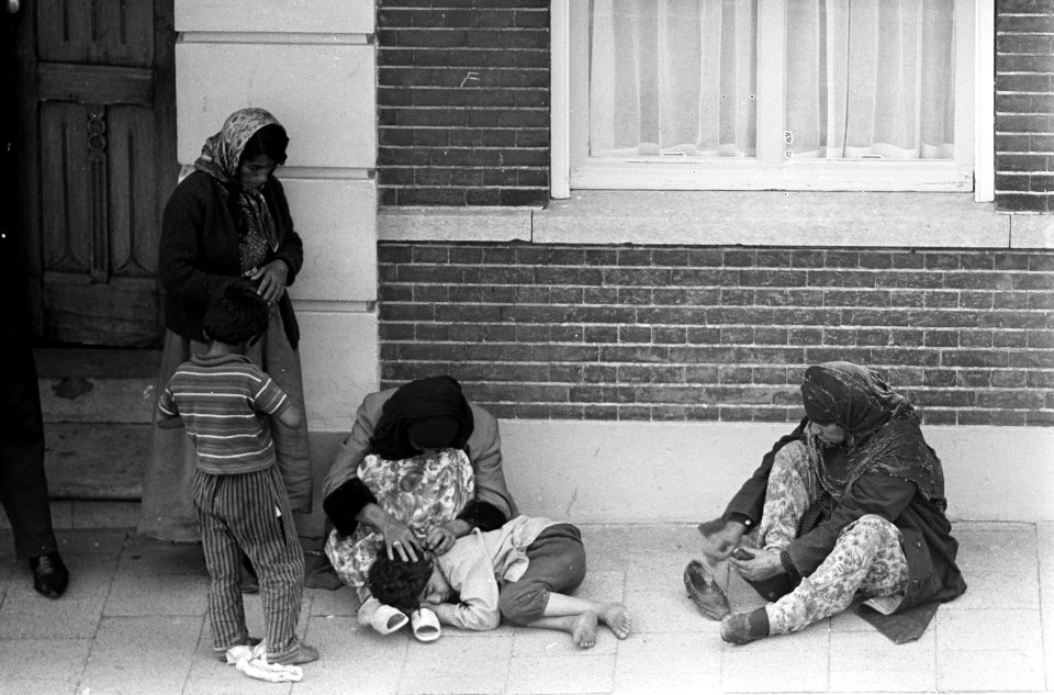 Zigeunervrouwen bezetten politiebureau Raamsdonksveer, een van de kinderen slaap, Bestanddeelnr 916-5265