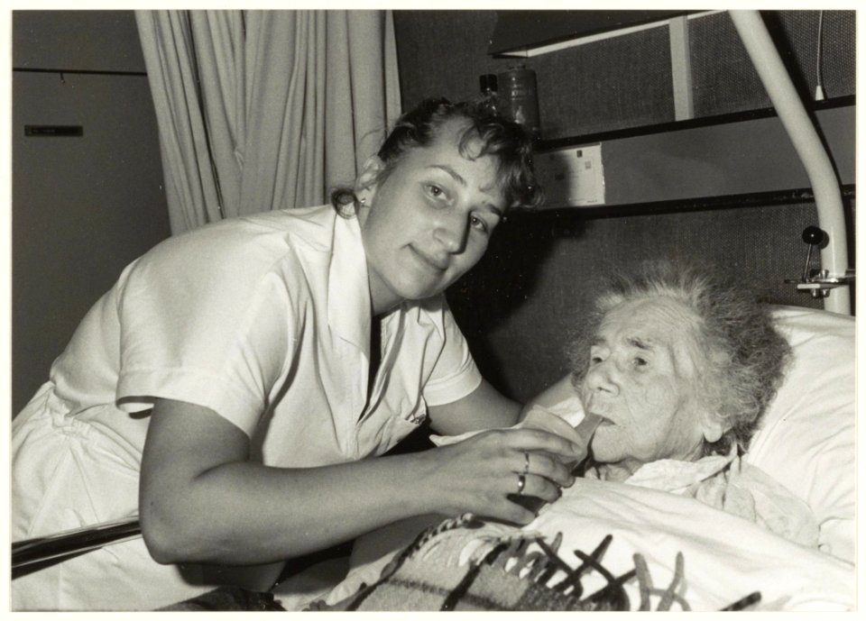 Ziekenverzorgster Esther Blom met een patiënt in de Janskliniek. NL-HlmNHA 54032072