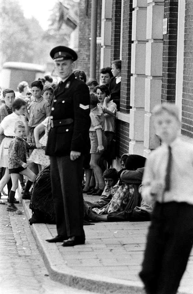 Zigeunervrouwen bezetten politiebureau Raamsdonksveer, de haremvrouwen voor het , Bestanddeelnr 916-5268