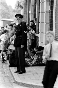 Zigeunervrouwen bezetten politiebureau Raamsdonksveer, de haremvrouwen voor het , Bestanddeelnr 916-5268