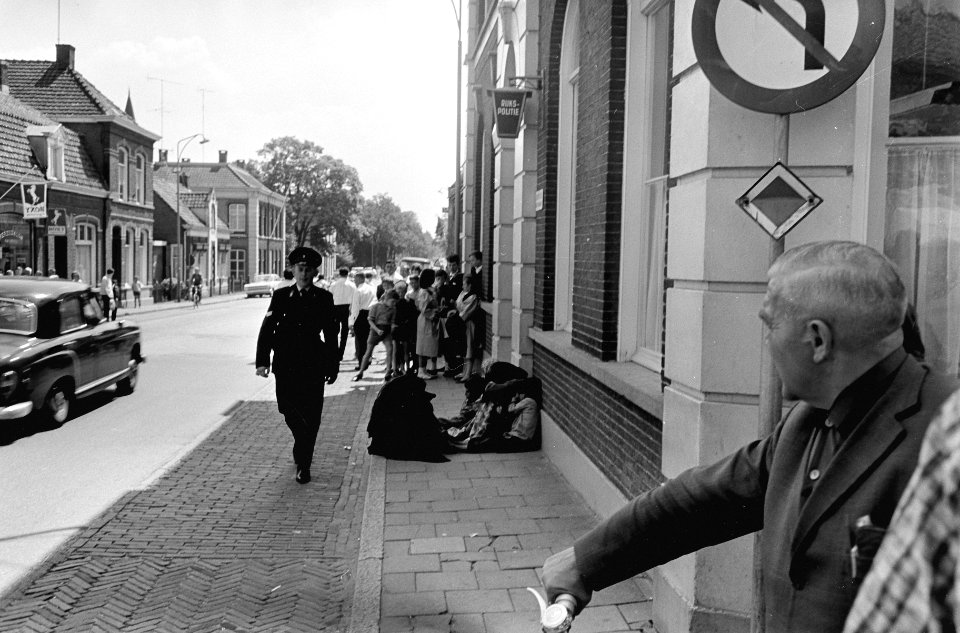 Zigeunervrouwen bezetten politiebureau Raamsdonksveer, de haremvrouwen voor het , Bestanddeelnr 916-5267