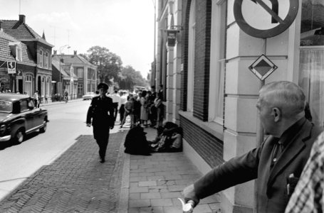 Zigeunervrouwen bezetten politiebureau Raamsdonksveer, de haremvrouwen voor het , Bestanddeelnr 916-5267
