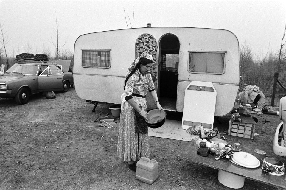 Zigeunervrouw doet de afwas, Bestanddeelnr 931-2804