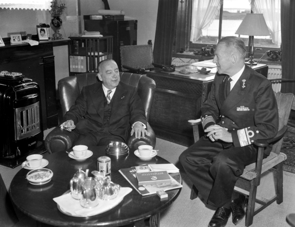 Zijne Excellentie S. J. Van der Bergh bezoekt de marine in Den Helder , Minister, Bestanddeelnr 910-4358