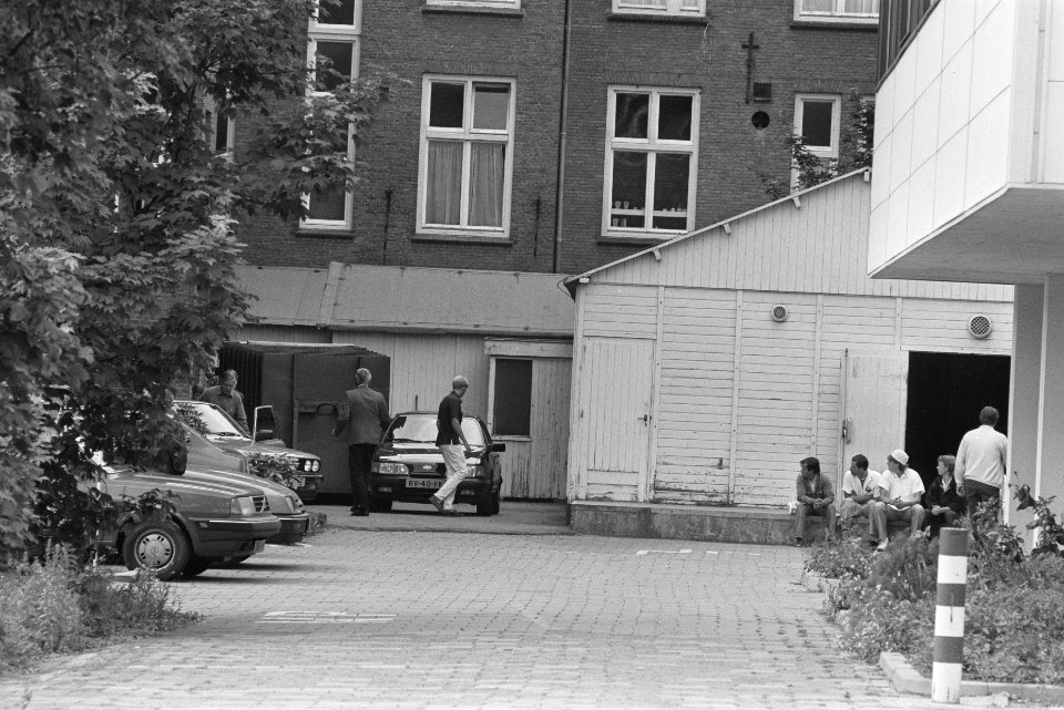 Ziekenbezoek Prins Claus en Prins Willem Alexander (r bij ziekenhuis Bronovo i.v, Bestanddeelnr 934-0472
