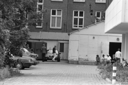 Ziekenbezoek Prins Claus en Prins Willem Alexander (r bij ziekenhuis Bronovo i.v, Bestanddeelnr 934-0472