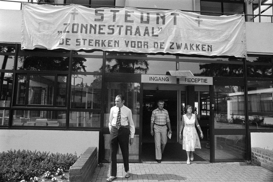 Ziekenhuis Zonnestraal in Hilversum na aangekondigde sluiting spandoek boven in, Bestanddeelnr 932-2650