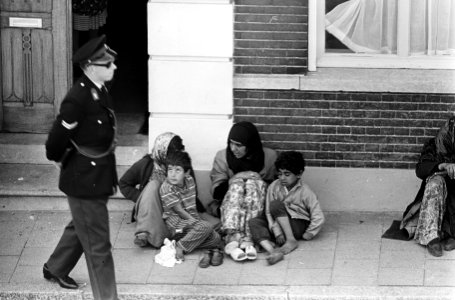 Zigeunervrouwen bezetten politiebureau Raamsdonksveer, argwanend kijken ze nog s, Bestanddeelnr 916-5264