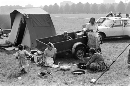 Zigeuners staan nog steeds in Den Haag zigeunervrouwen maken het eten klaar, Bestanddeelnr 931-5838