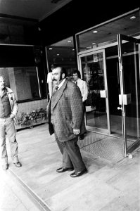 Zigeunerkoning Koko Petalo bij het kantoor, Bestanddeelnr 930-3885