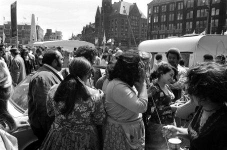 Zigeunerkoning Petalo (links) aan het woord, Bestanddeelnr 927-9519