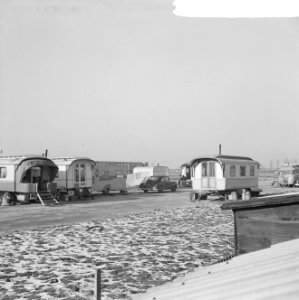 Zigeunerkoning ligt op sterven te Sliedrecht, de wagen van Ome Fernando (rechts), Bestanddeelnr 916-0790