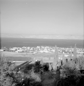 Zicht op de stad Tiberias, het Meer van Tiberias en de heuvels aan de overzijde…, Bestanddeelnr 255-4057