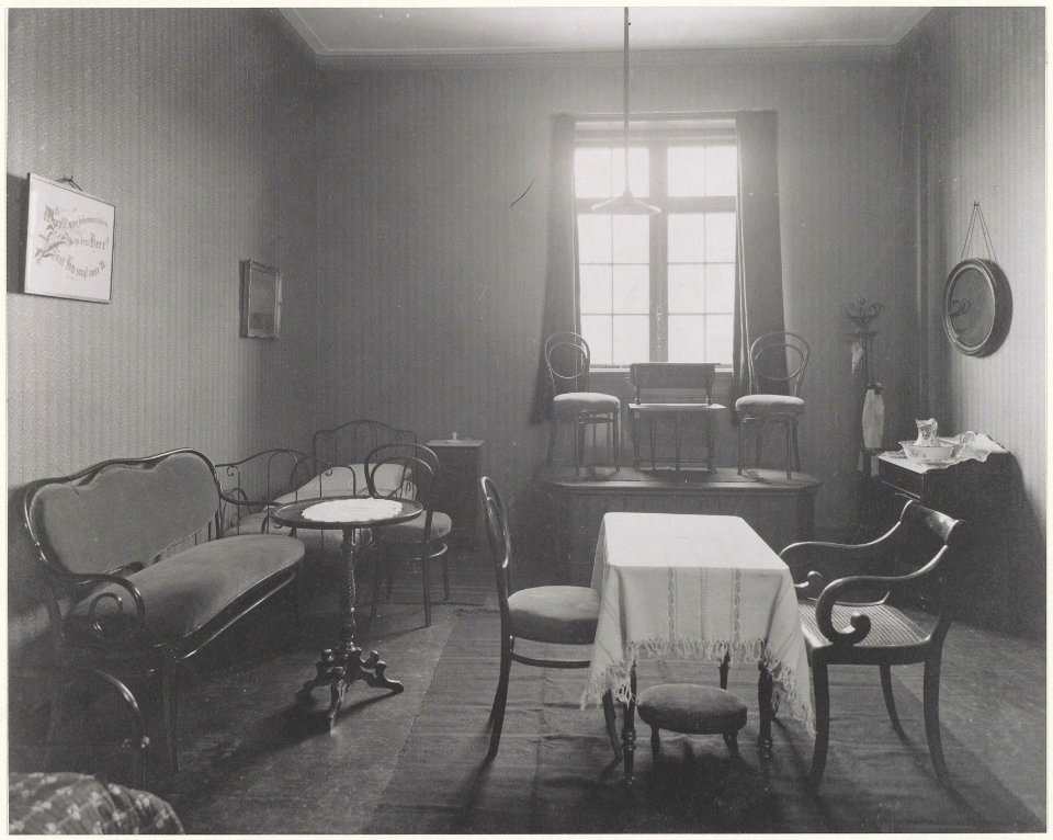 Ziekenkamer west in het Haarlems Kindertehuis in de Thorbeckestraat, Inventarisnummer NL-HlmNHA 24112