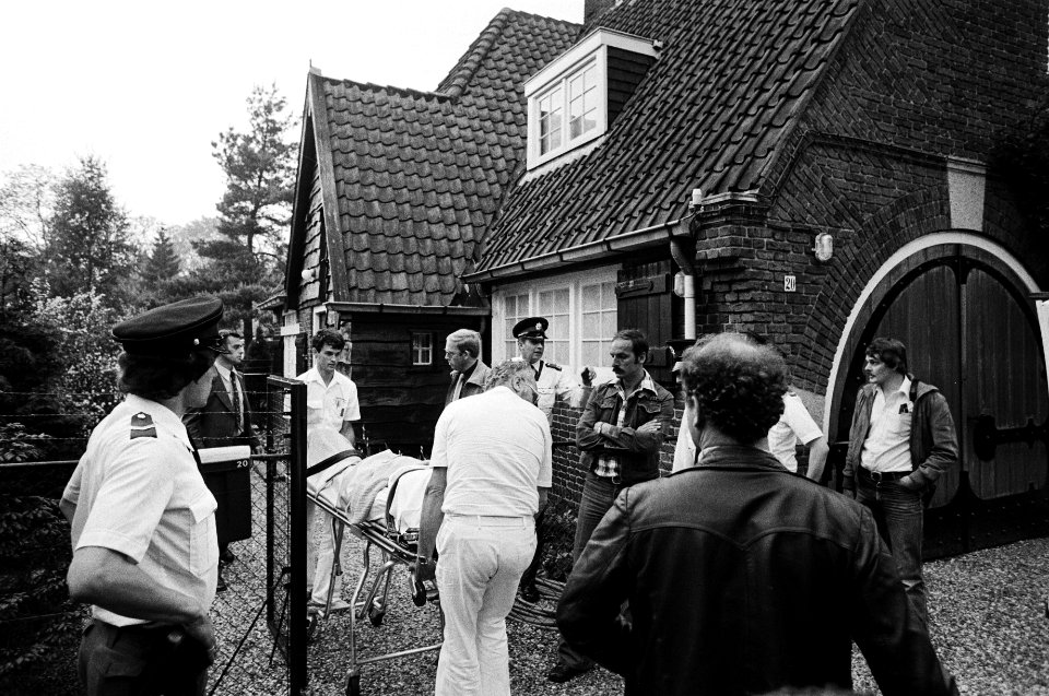 Ziekenvervoer, politie, woningen, oorlogsmisdaden, Bestanddeelnr 930-2917