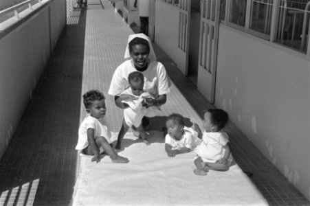 Ziekenhuis bij de plantage van HVA in Wonji (Ethiopië), verpleegster met kindere, Bestanddeelnr 922-0426