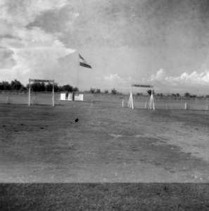 Zicht op het -pas aangelegde- ereveld Makassar, Bestanddeelnr 8103
